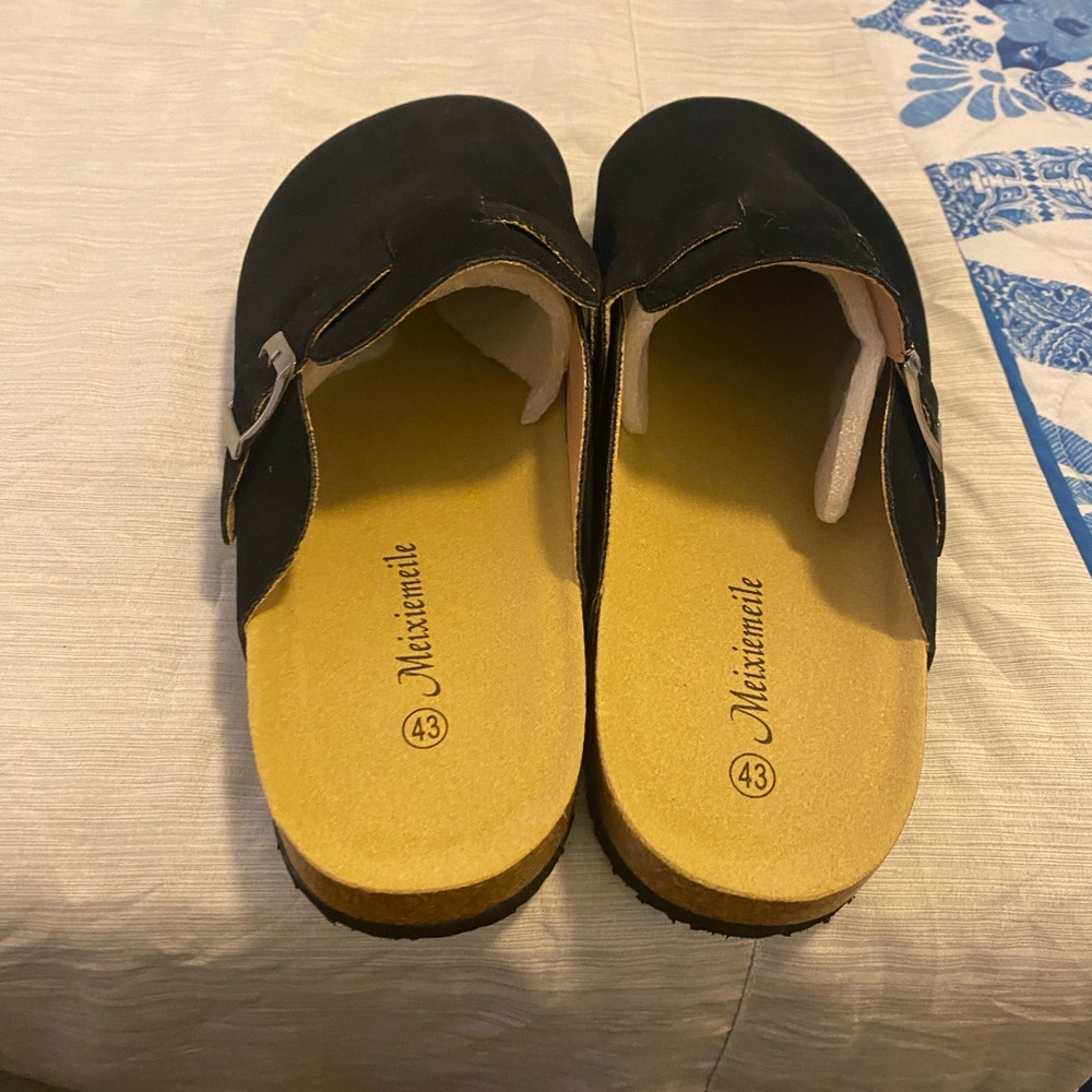 Meixiemeile Birkenstock Black with accents of wood.